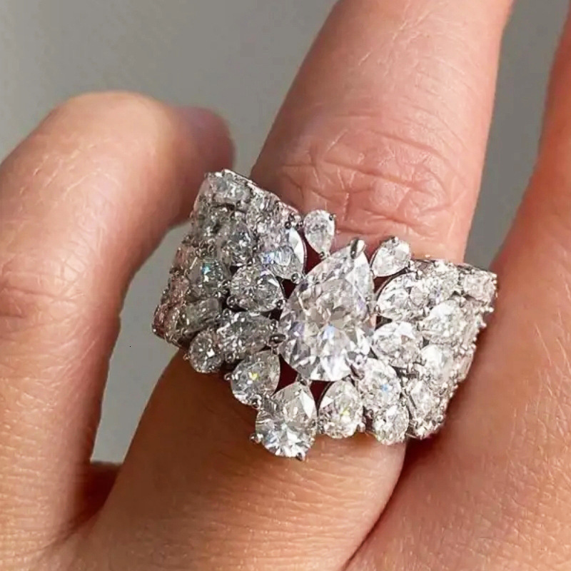 Huitan Luxurious Sparkling Water Drop Proposal Ring For Women, Exquisitely Set With Zirconia, High-End Dress Accessory