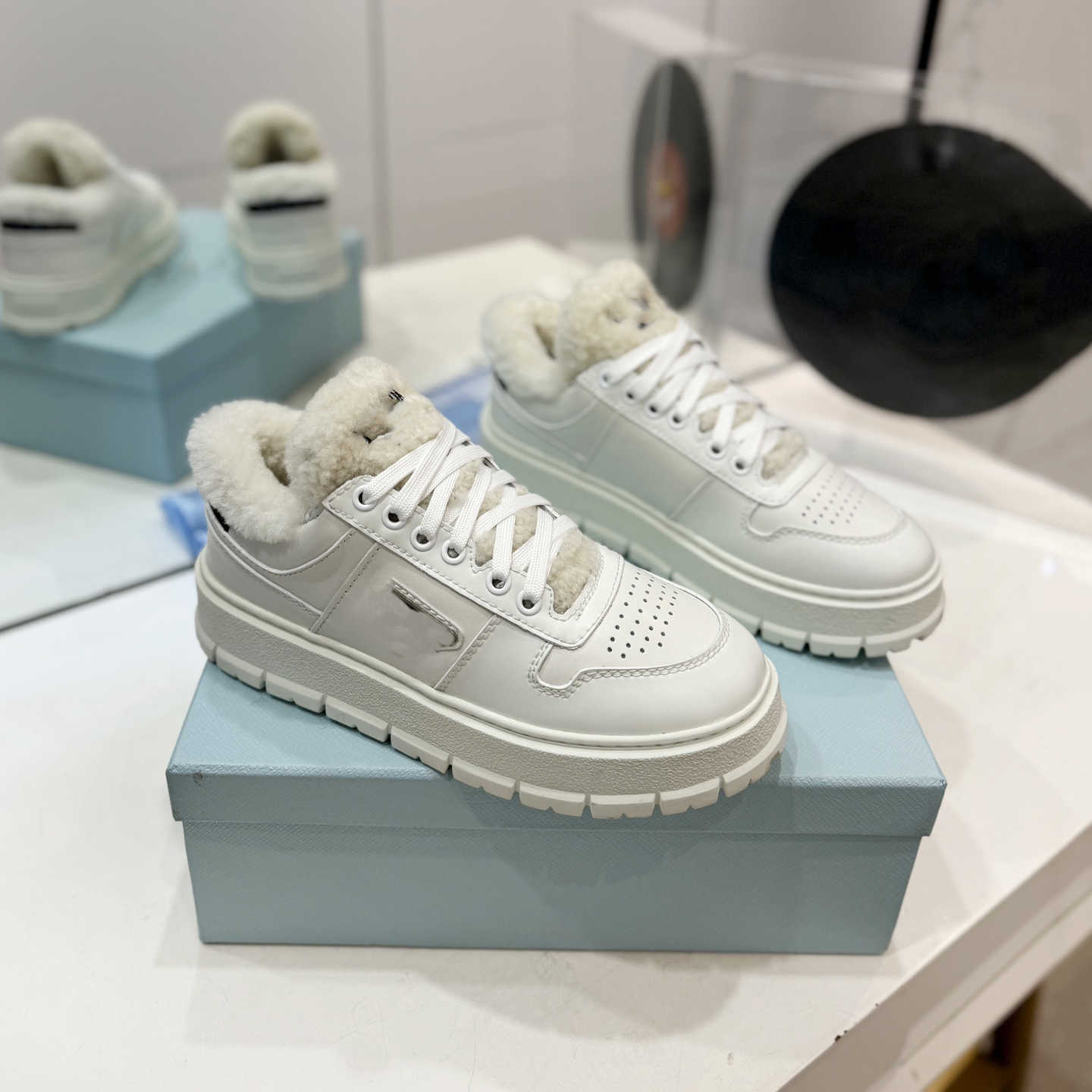 Luxury Designer Winter Sneakers Women Leather Shoes Fashion Warm Leather Platform Casual Sports Shoes Versatile Thick-Soled Height-Increasing Shoes
