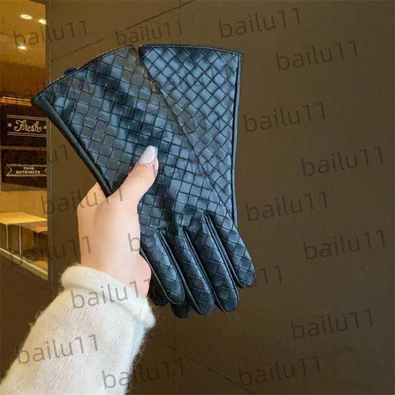 Leather Gloves Women Winter Warm Riding Plus Velvet Waterproof Touch Screen PU Gloves Classic