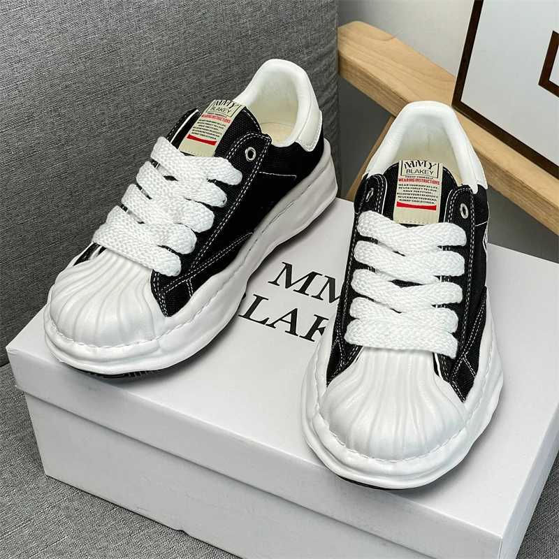 2026 New Men Women Skate Shoes Low Top Trendy Street Style Couple Sneakers Non-slip Wear Resistant Daily Footwear Q261015
