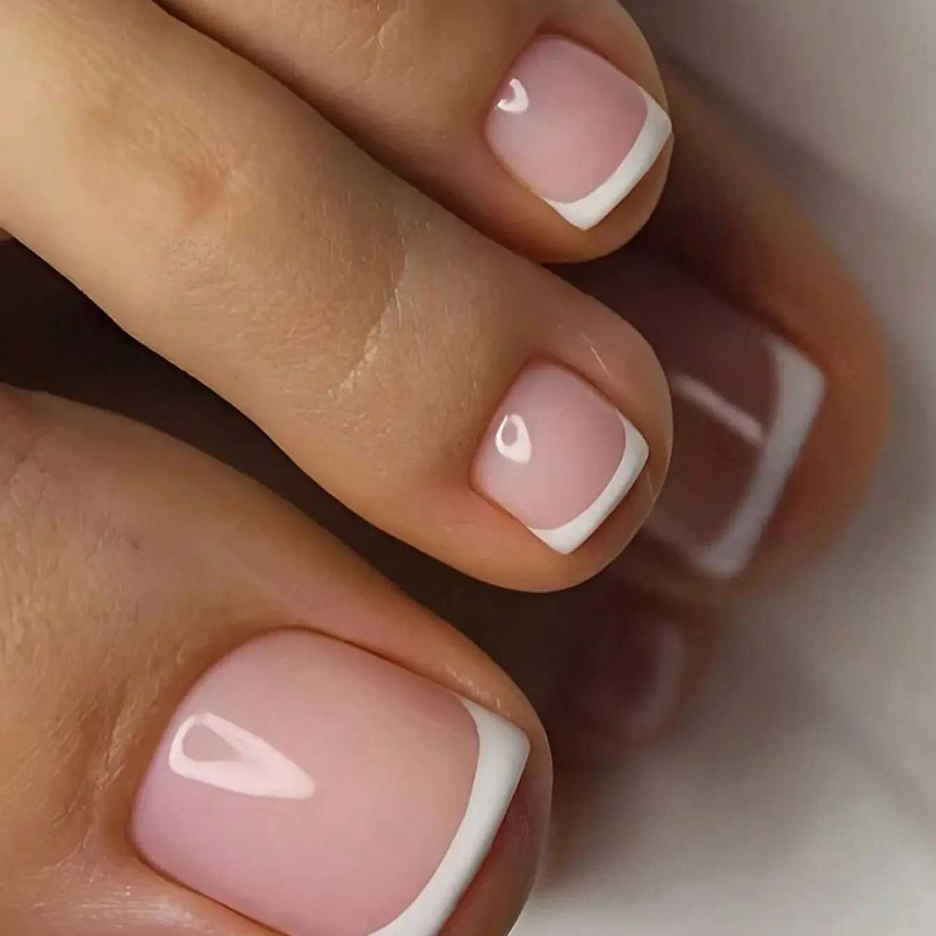 False Nails 24pcs French Fake Toenails Pink Gradient Full Cover Short Square Toe Nails Foot Nails Tips for Women Girls Q261017