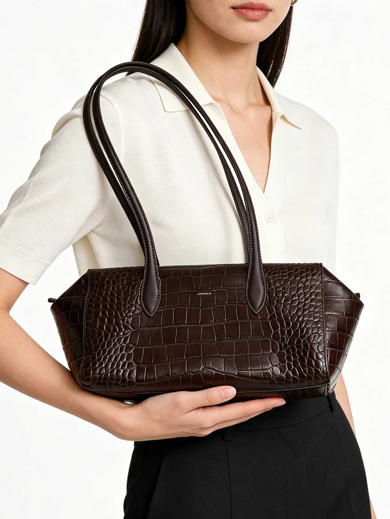 Designer High-Grade 2026 Totes odile New Cowhide Casual e-Shoder Underarm Bag Luxury Large-Capacity Cmuter Bowling J261016