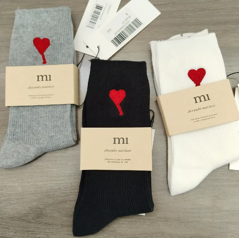amisocks Luxury Designer Peach Heart Black White Gray Double Needle Embroidery Men Women Medium High Tube Casual Breathable Cotton Socks Unisex 2ac