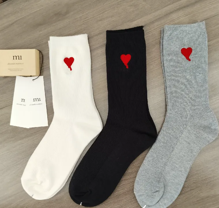amisocks Luxury Designer Peach Heart Black White Gray Double Needle Embroidery Men Women Medium High Tube Casual Breathable Cotton Socks Unisex 533