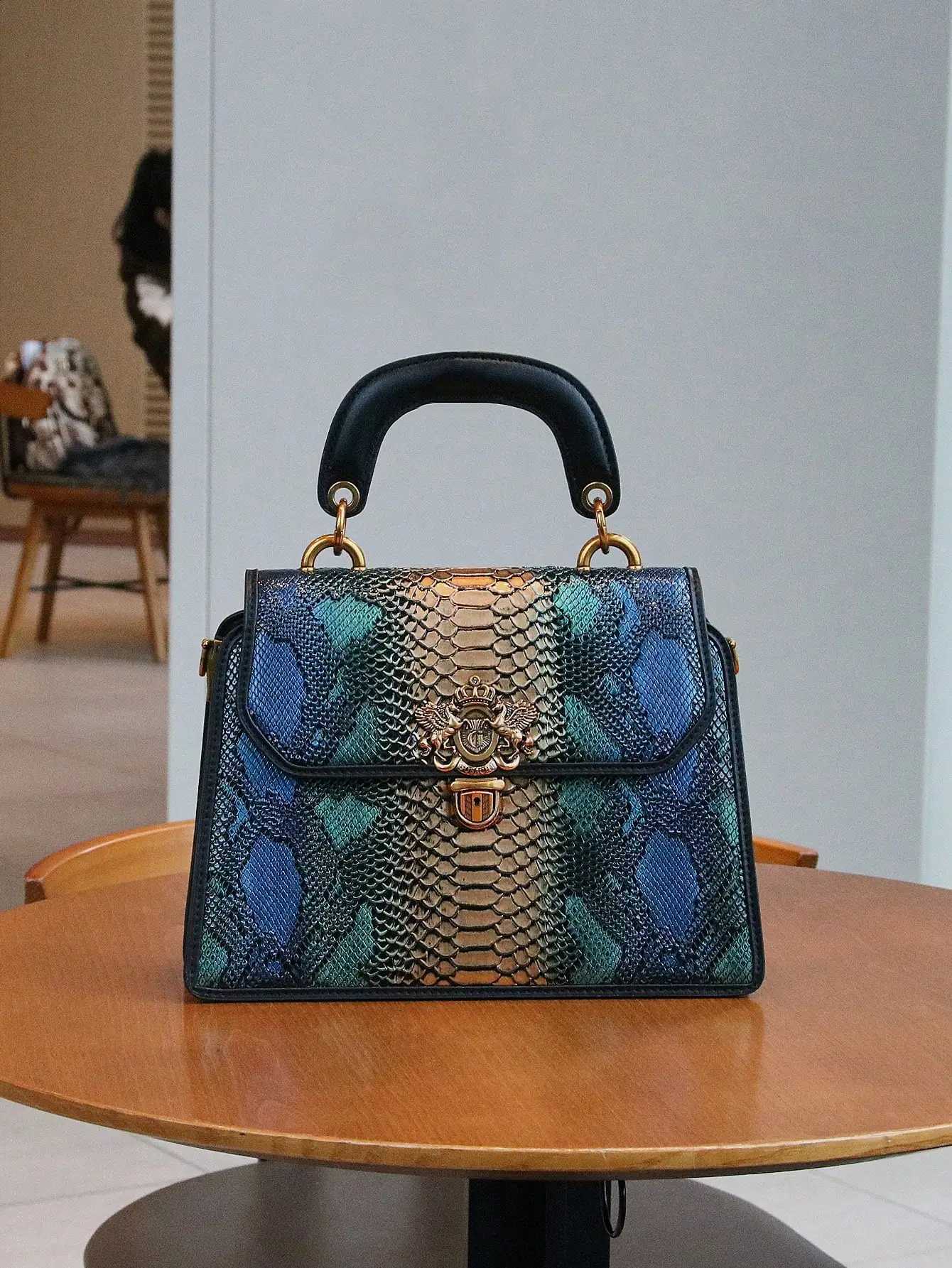 Evening Bags Totes Customized 2025 New Women's Bag Fashion Trend Heavy Industry Blue Gold Snake Pattern Lock Handbag Mature H261016