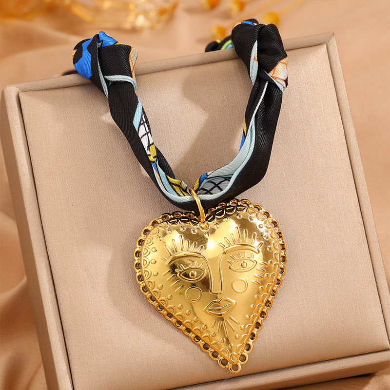 Titanium Steel Retro Face-Shaped Heart Necklace, Stylish Delicate Small For Women, Lightweight And Luxurious Accessory That Won't Fade, A Squar