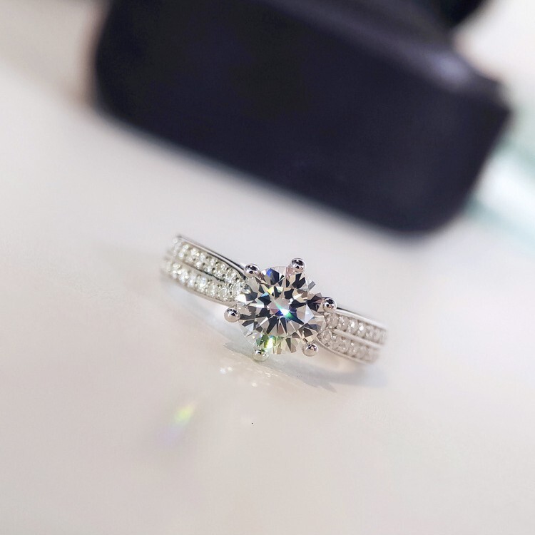 Starlight Queen Six-Prong Ring For Women, Silver-Plated, Imitation Moissanite, Fashionable Simulated Diamond Ring, Unique And Trendy
