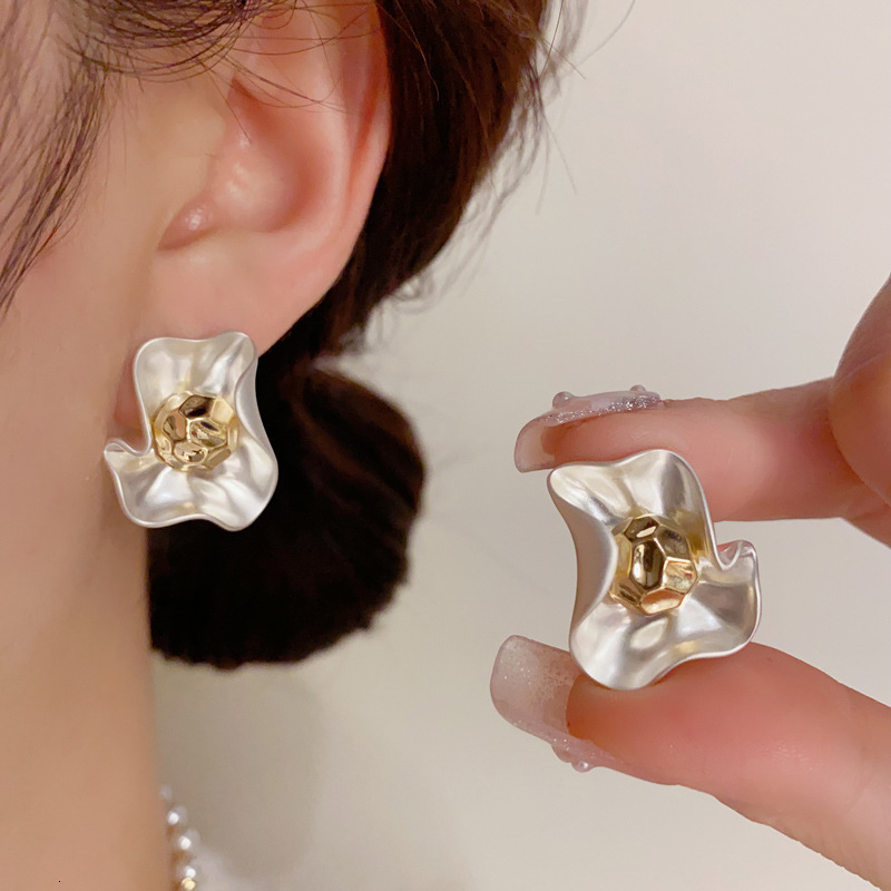 Unique design, elegant and simple metal petal earrings, fashionable, light luxury, high-end earrings