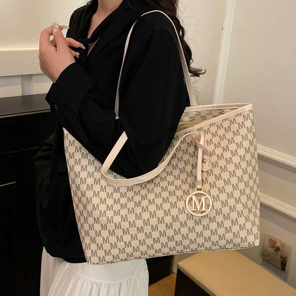 Evening Bags Large-capacity commuter tote bag fashionable printed large bag for women 2026 new style college student's commuter single sho H261