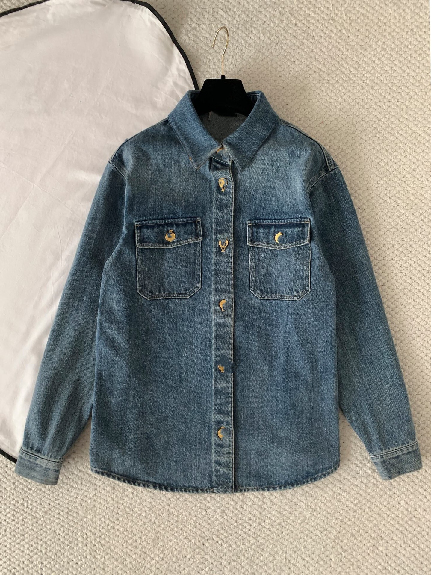 Designer 2026 Autumn New Retro Washed Denim Shirt Women's Loose Versatile Long Sleeve Outerwear With Moon Buttons And Elbow Patchwork 8ae1