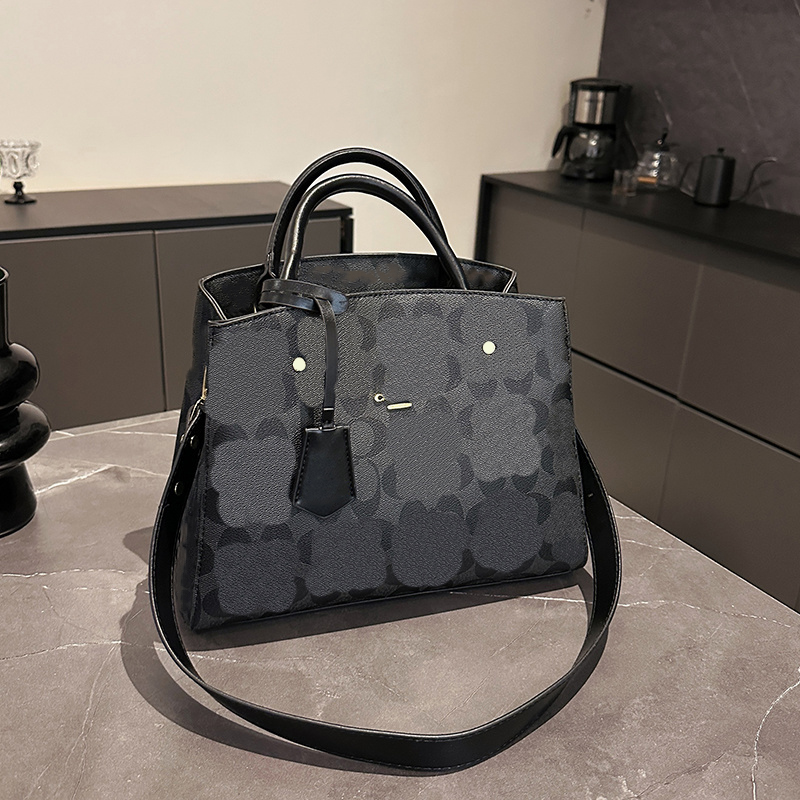 luxury bag Fall Chain Underarm Bags for Women Large Spacious Shoulder Crossbody Purse Retro Unique Style Commuter Handbag