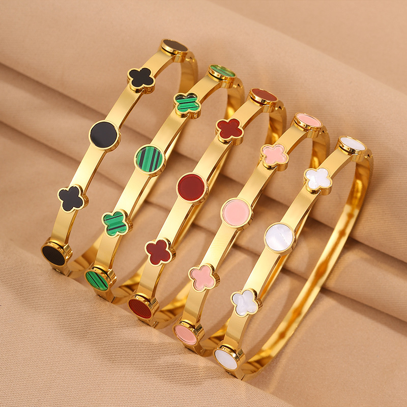 Light Luxury, High-End Four-Leaf Circle Bracelet For Women. A Popular And Best-Selling Titanium Steel Lucky Clover Bracelet, A Versatile Accessory