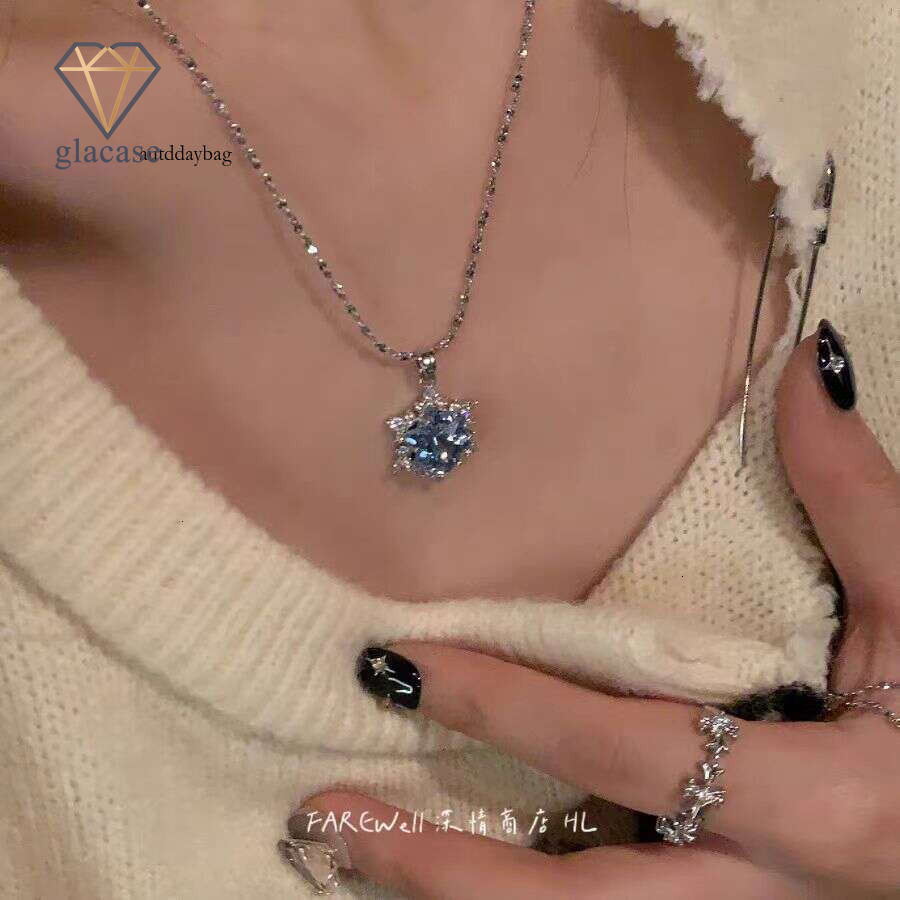 Sparkling Soul~ Christmas Snowflake Necklace New 2024 Hot-Selling Accessory Light Luxury Niche Autumn Winter Collarbone Chain for Women