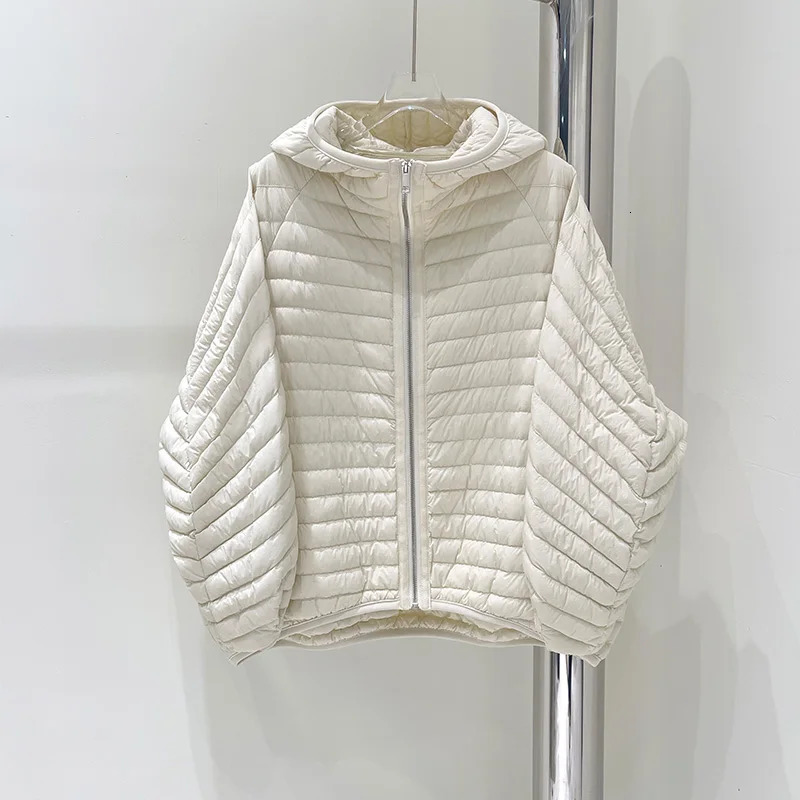Lagabogy Winter Short Puffer Jacket Women Ultra Light 90%White Duck Down Coat Loose Female Parka Hooded Thin Outwear 261015
