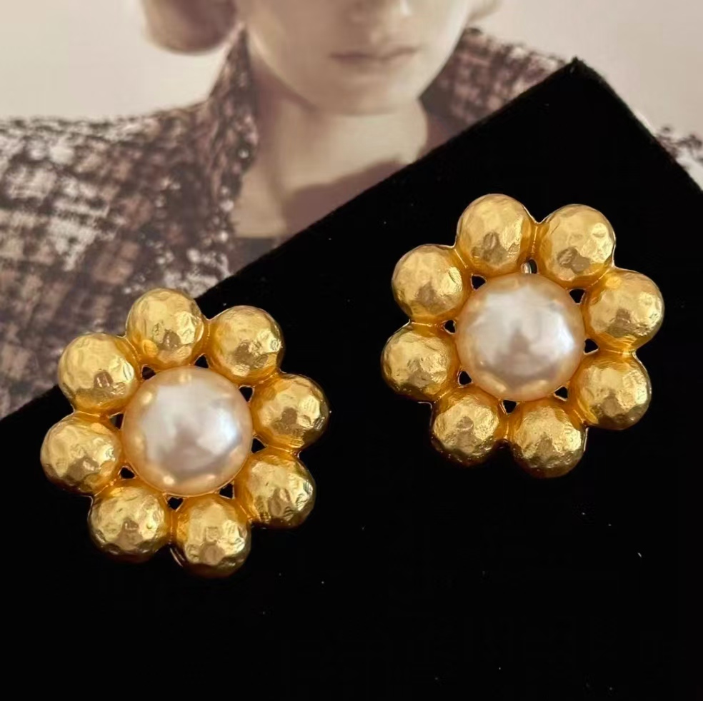 New Fashion Style Luxury Women Earrings High Quality Yellow Gold Plated Golden Flower Earrings Studs for Girls Women for Party Wedding Nice Jewelry
