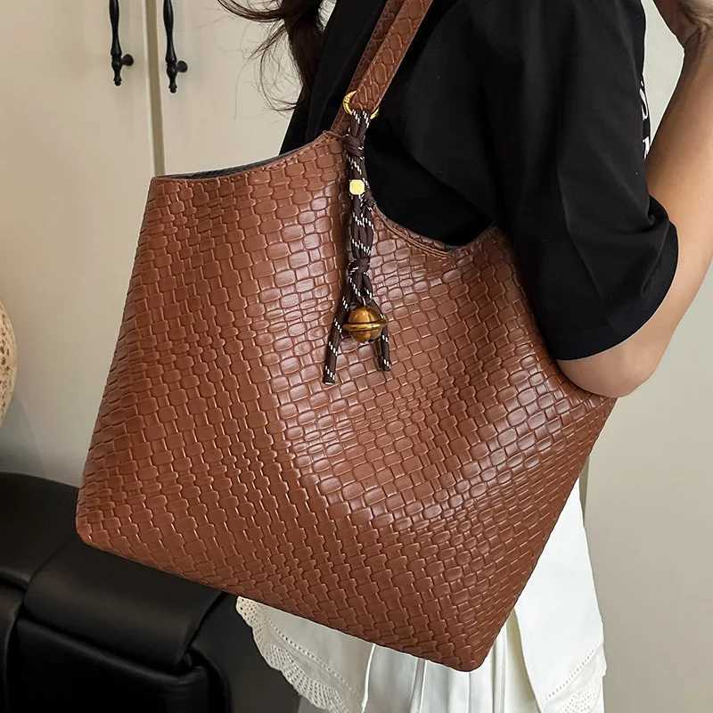 Designer Tote Totes Vintage Woven Leather Bag for Wen Soft Shoder Handbag with Braided Pendant Casual Daily Shopping Top Handle Purse J261016