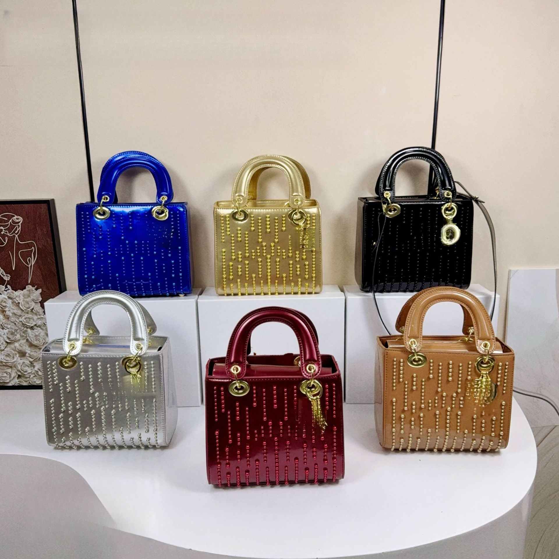 Designer Di Letter Women's Bag Diana Bag Women's 2026 New Style Temperament Light Luxury Handbag European And American Fashion Brand Bag