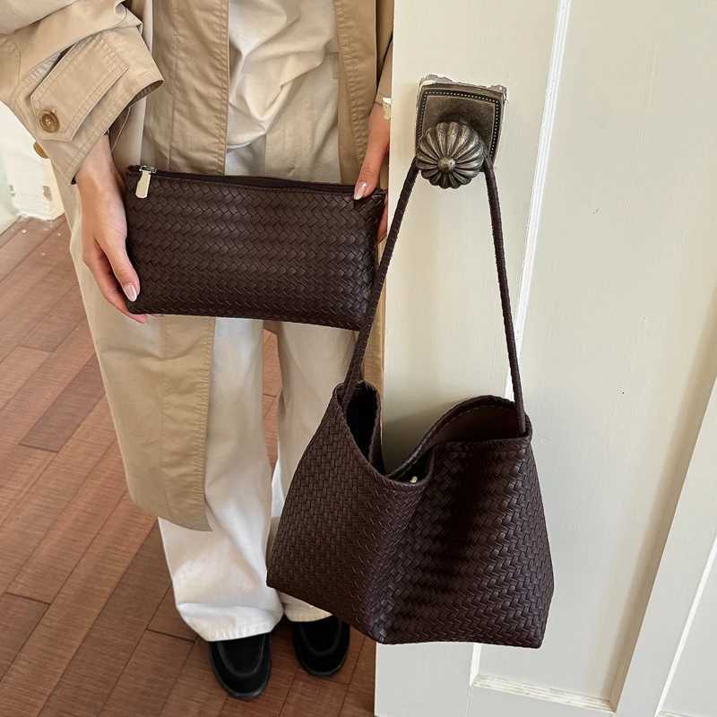 Designer Luxury Design Woven Shoder Totes Bags 2026 Autumn New Large Capacity PU Bucket Bag Wen's Vintage Tote Bags for Daily Cmute J261016
