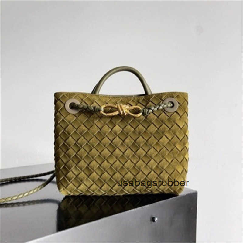 Classic Designer Style Spacious Main Compartment Tote Bag Handwoven Top Handle Bag For Daily Essentials