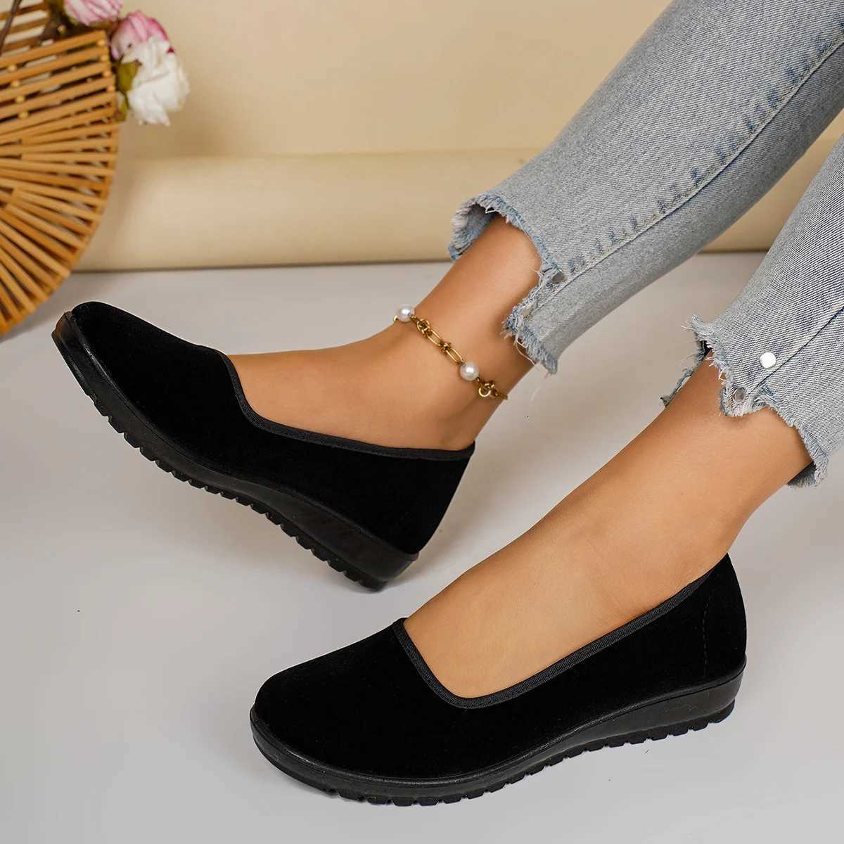 Casual Shoes Women's Spring Comfortable and Durable Solid Color Versatile Lightweight Soft Bottom Casual Fashion One Step Sneakers H261016