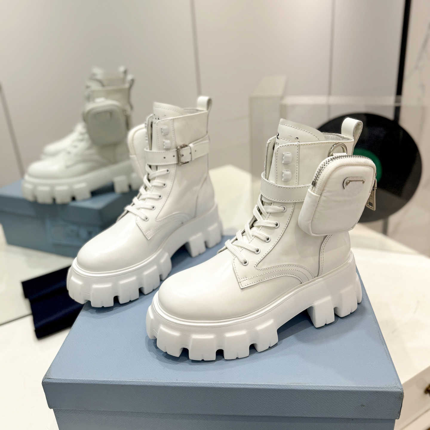 Luxury Womens Street Ankle Boots Chunky Sole Martin Boots Lace Up Short Boots With Zipper Pocket Fashion Leather Platform Boots 261017