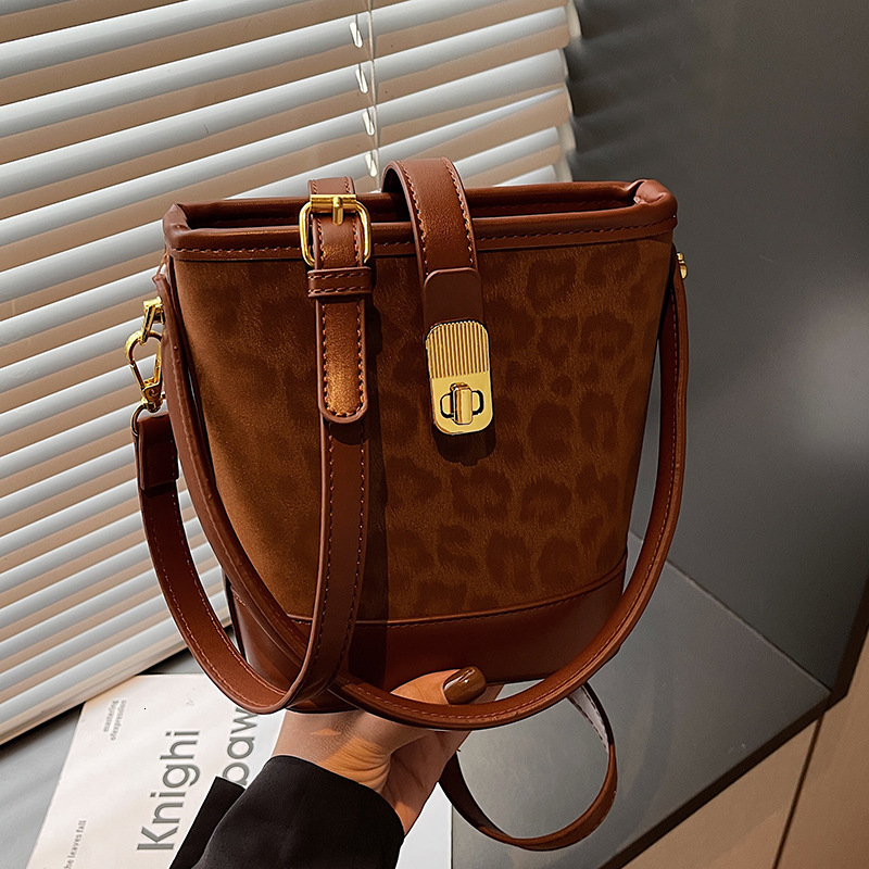 Retro leopard print handbag, women's new winter collection, small and stylish, with a high-end feel, versatile for carrying by hand, shoulder,