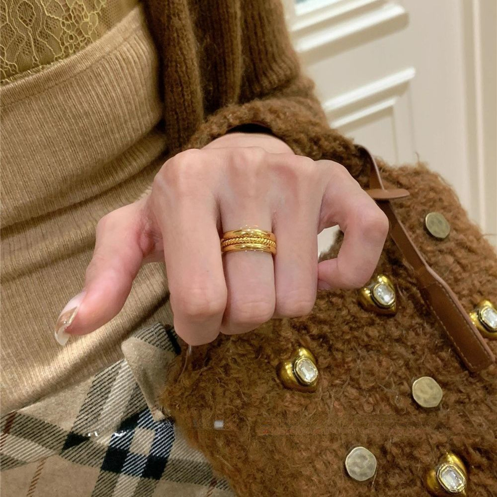 2026 Kuning Minimalist Gold Titanium Steel Plain Twisted cologne Ring, Light Luxury, High-End Chic, Vintage Stackable perfume Ring Designer