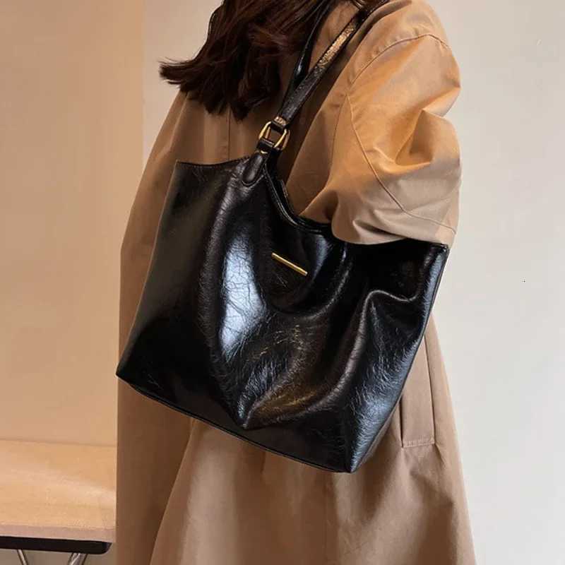 Designer for Totes Big Shoder Bags Wen Large Capacity Tote Bag 2026 Winter Vintage Solid Color Zipper Leather Travel Handbag Purse J261016