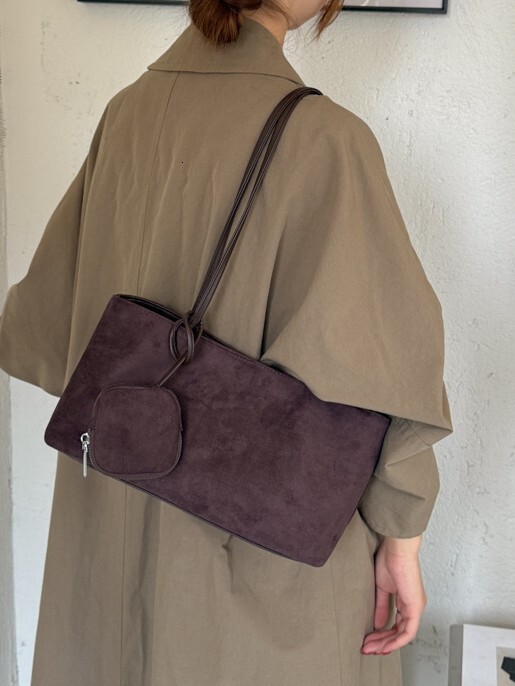 Suede tote shoulder bag, large-capacity women, new autumn/winter collection, stylish baguette-shaped bag for commuting dhmallking