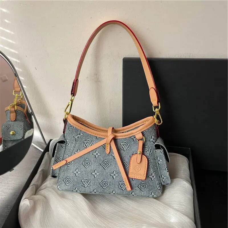 Shoulder Bag Designer Free Shipping New Printed Versatile Fashionable fashion Tote Large Capacity Casual Hobos For Women Single t1