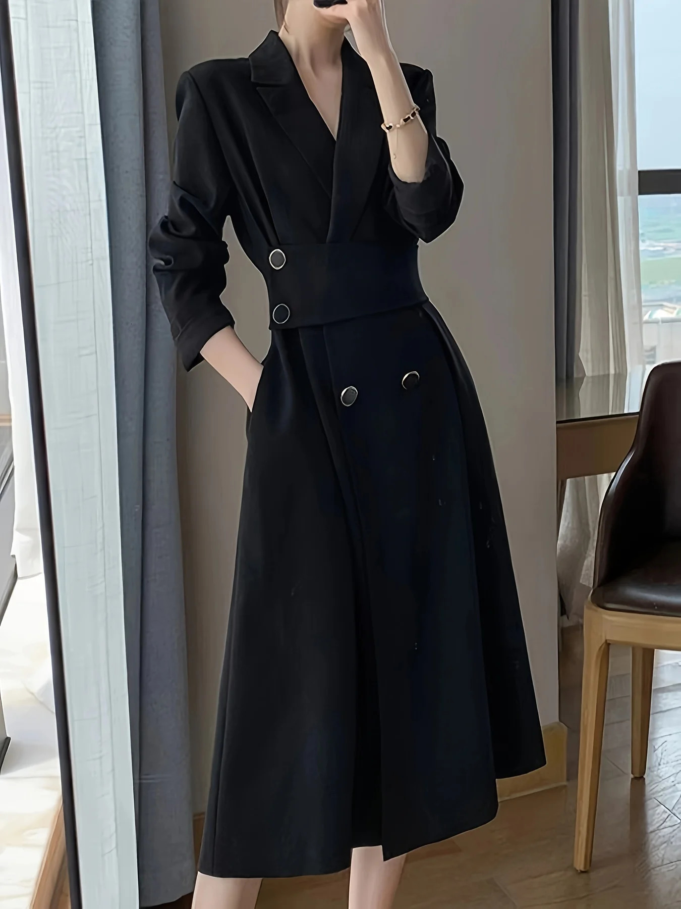 A black long-sleeved dress that is slimming and elegant with a suit-style n. 261014