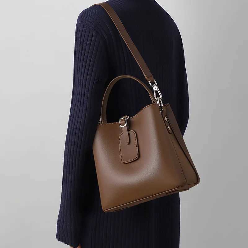Evening Bags Fashion Simple Women's Bucket Bag New Large-capacity Commuting Women's Bucket Bag Senior Sense Genuine Leather Shoulder Bag H
