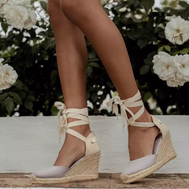 2024 été chaussures à semelles épaisses en lin-herbe tissé sangle creuse sandales à talons hauts compensés pour les femmes 240819