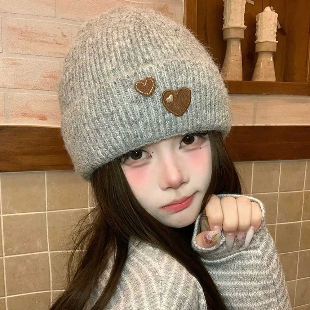Beanie/Skull Caps Versatile Polyester Knitted Beanie Hat 56cm to 58cm Heart Decor Fall Winter Ear Protection Hat Fleece Lined Beanie For WomenT26101