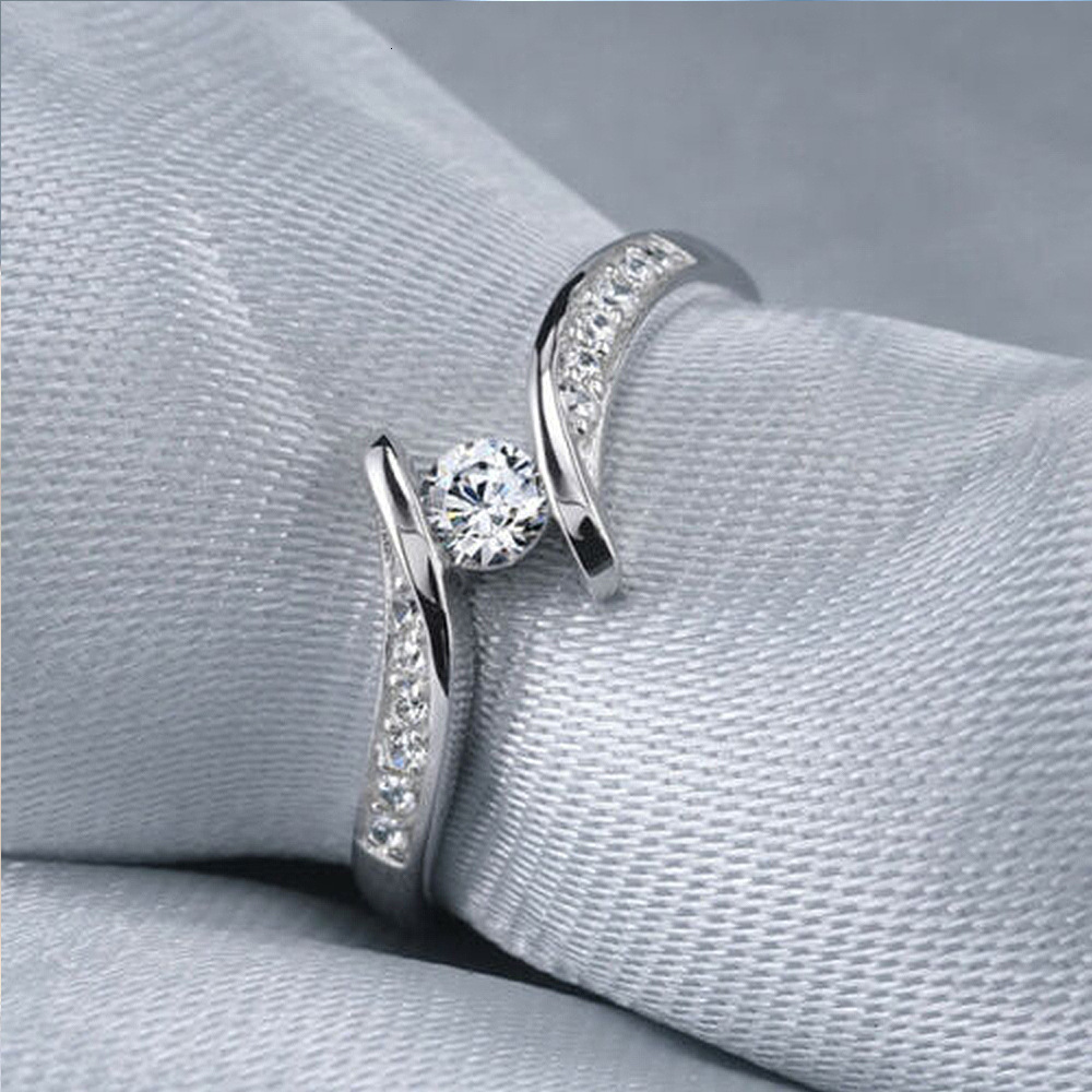 Huitan's Recommended Wedding On Xiaohongshu: Classic White Gold Ring With A Twisted Band Cubic Zirconia, Designed For Women, Symbolizing Happin