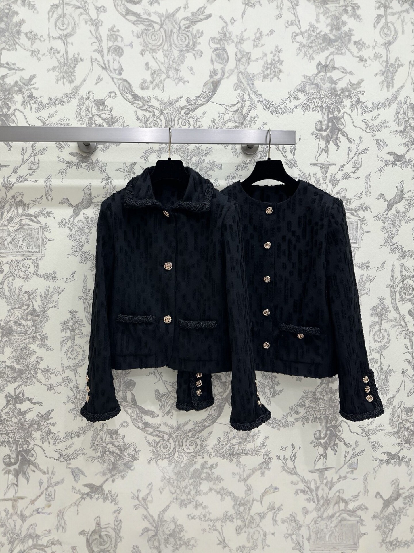 Designer 2026 Autumn/Winter New Collection: Chic, Black Tweed Short Jacket For Women, Featuring Vintage Gold Buttons And A Round Neckline 184c
