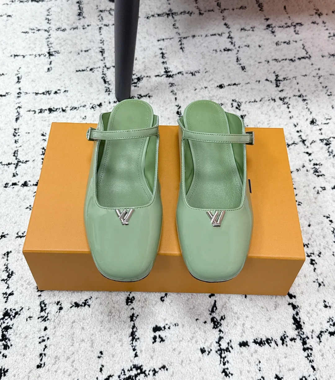 Designer women's slippers Women's ' Mary Jane shoes, designer patent leather round toe flat bottomed Mueller shoes, metal V-shaped de