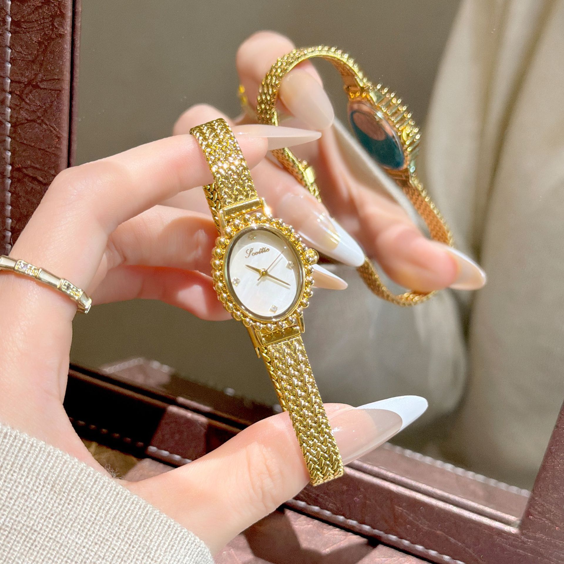 Designer exquisite ladies' wristwatch mother-of-pearl-faced watch is lightweight luxurious high-value fashionable versatile minimalist quartz w