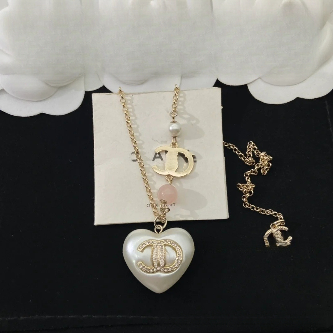 Sweet Light Luxury Heart Pendant Necklace for Women, Gold Plated Alloy Necklace with Resin Heart, Pink Bead Fashion Daily Jewelry
