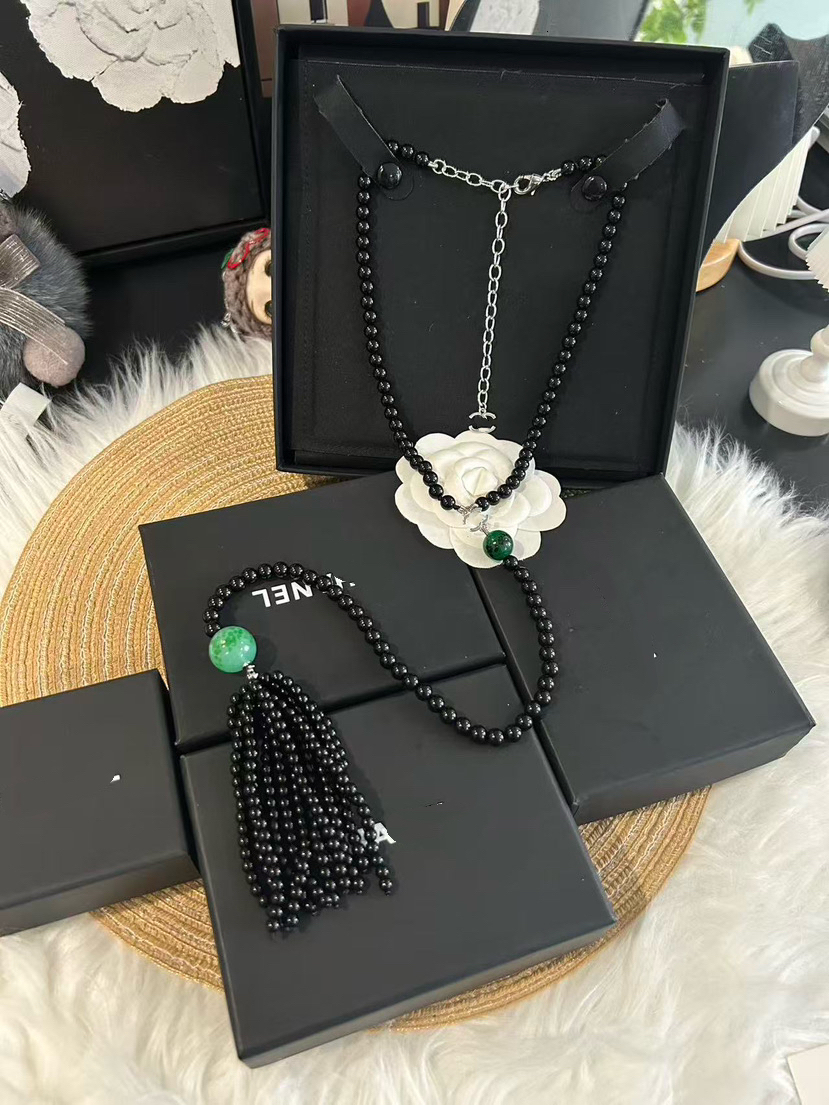 Designer high-version black and green glazed glass necklace for women, light luxury, retro style, sweater chain, versatile accessory 292