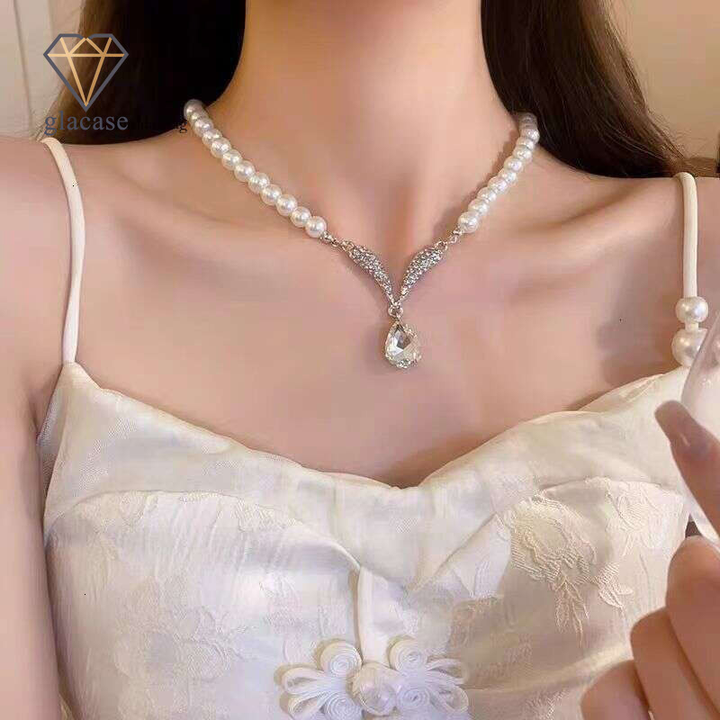 Pearl necklace, choker, and earring set, light luxury niche high-end clavicle chain, 2025 new model evening dress accessory for women