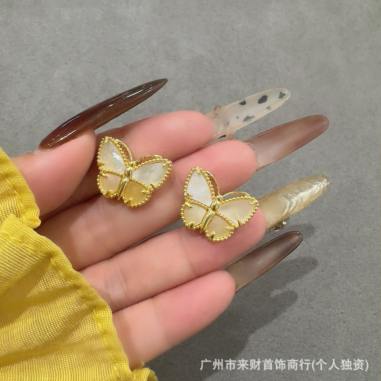 Designer Jewelry vanly New high-end gold single butterfly stud for women, fashionable, simple, light , versatile earrings