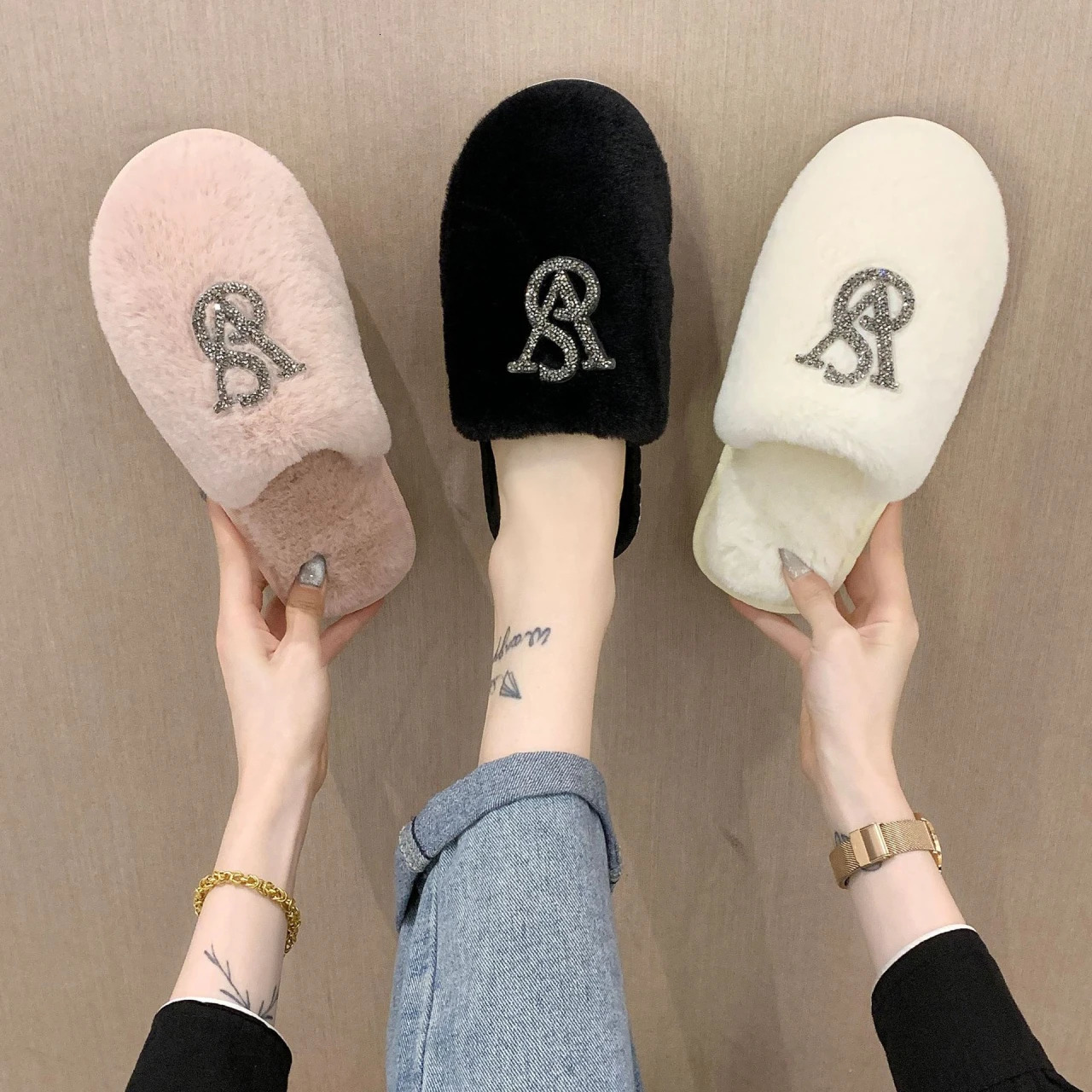 Women's Diamond-encrusted Decorative Indoor Fur Slippers 2025 Winter Fashion Plus Size Warm Special Light Baotou Slippers. 261017