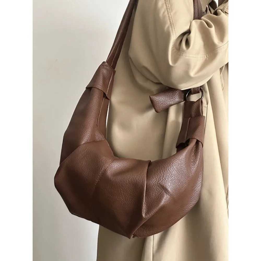 Shoulder Bags Korean Soft Leather Dumpling Bag Pleated Lazy Style Men's Crossbody Bag Travel Single Shoulder Sling Bag Breadsti Horn Bag H26101