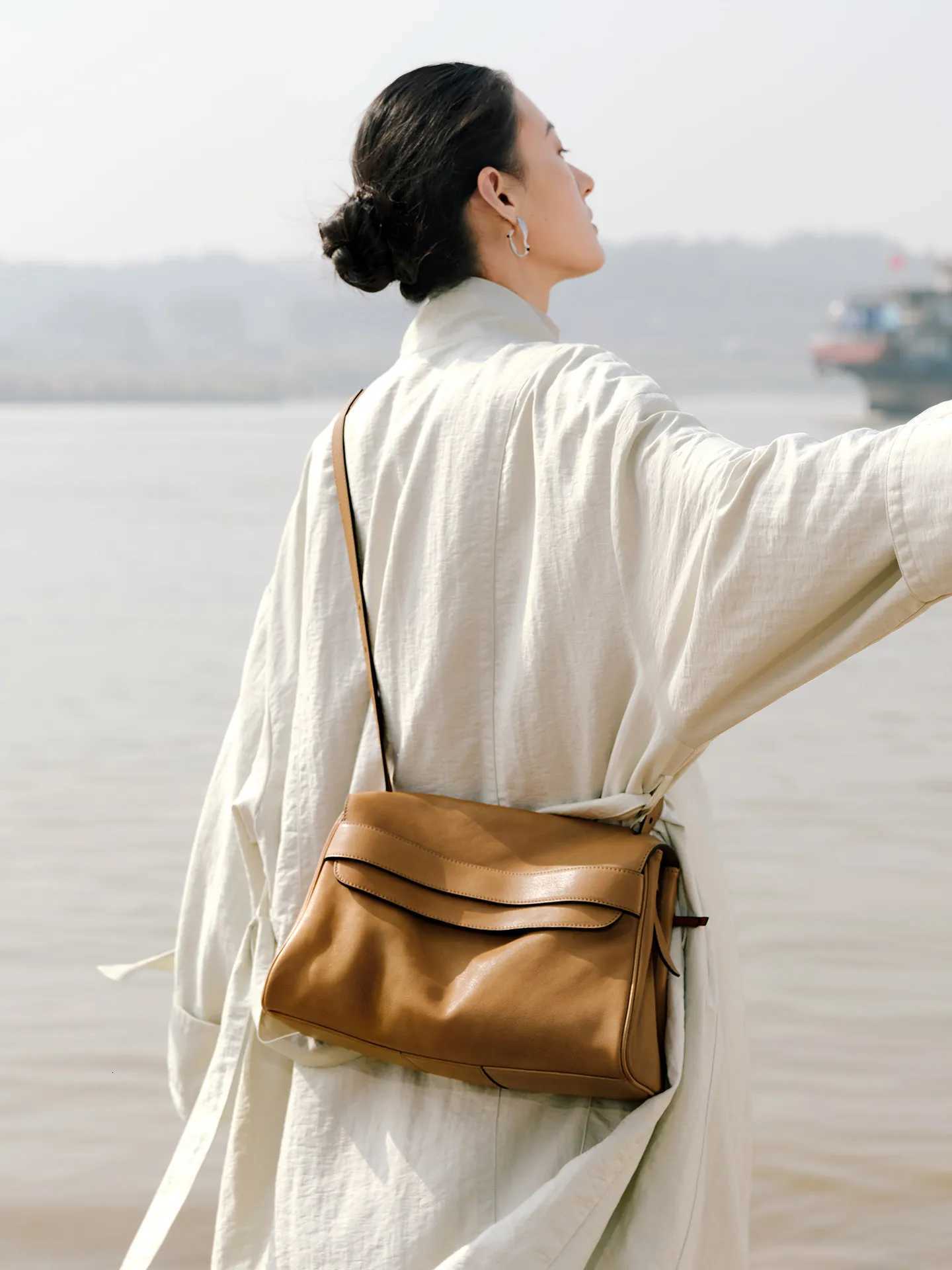 Evening Bags 2026 New Tanned Leather Women's Handbag Simple Fashion Commuter Shoulder Bag Large Capacity Casual Lambskin Crossbody Bag H261016