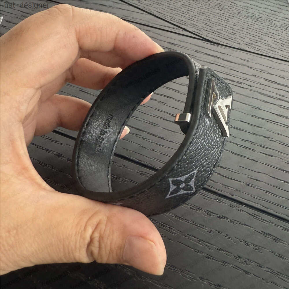 10A Designer Girl Woman Man Boy Letter Real Leather Slim Bracelets Elegant Gold Bangles V Branded Engrave Bracelet Fashion Jewelry Lady Party 325