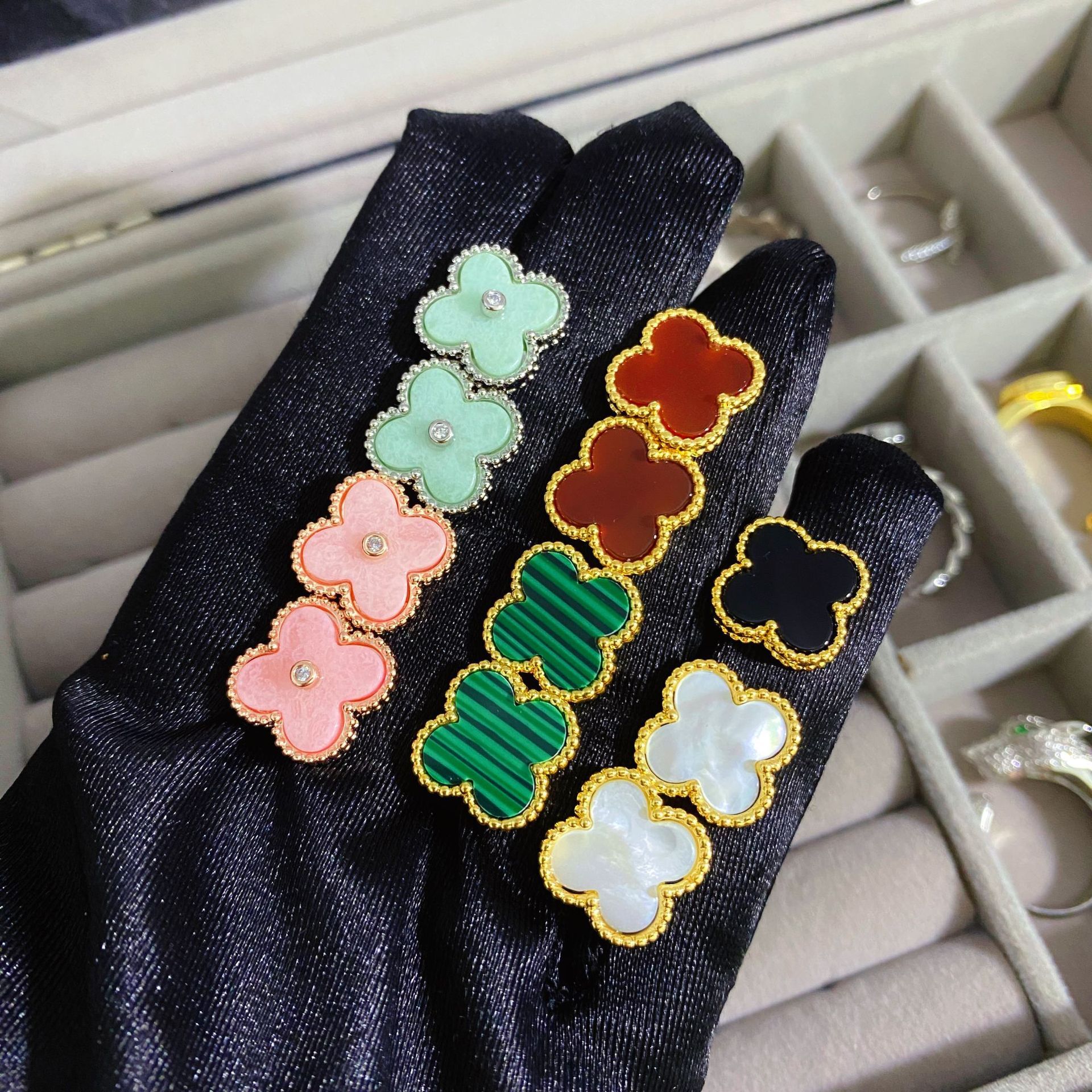 Designer Jewelry vanly Four-leaf clover earrings, fashionable delicate, suitable women, a niche and versatile accessory for everyday wear