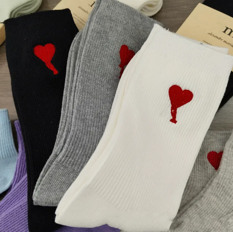 amisocks Luxury Designer Peach Heart Black White Gray Double Needle Embroidery Men Women Medium High Tube Casual Breathable Cotton Socks Unisex 7ax
