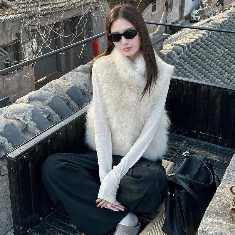 2026Thick fur coat Autumn/Winter New Luxury Faux Jacket Fox Fur Vest For Women HongluThe coat is tailored and stylish women's fur coat