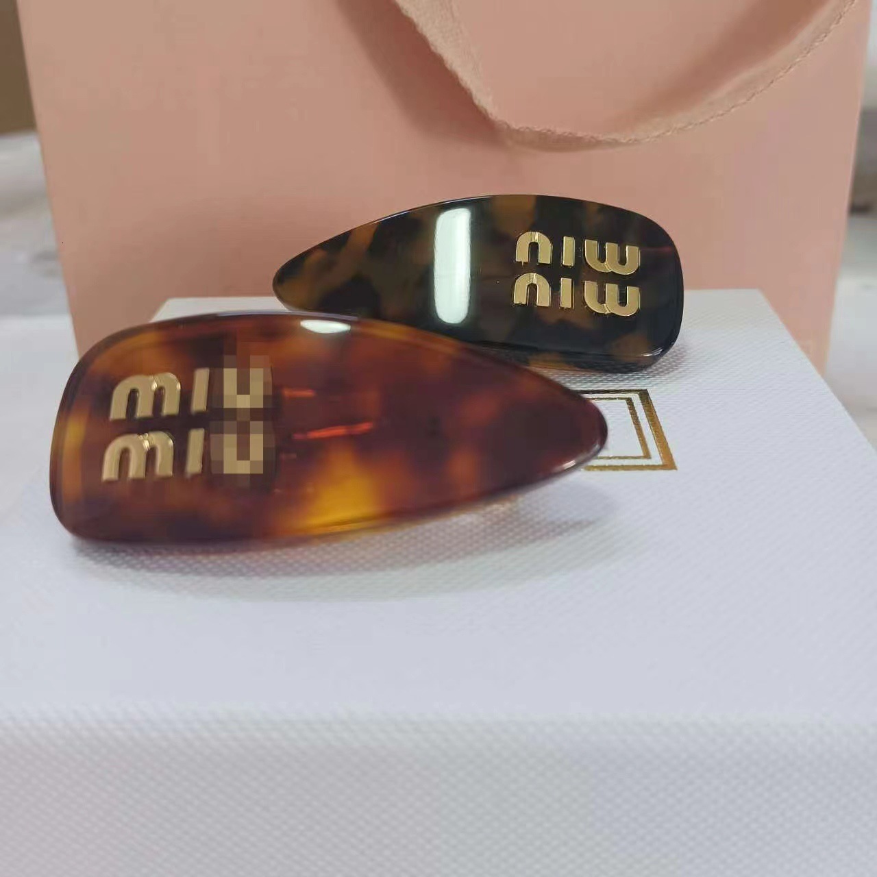 M necklace 2024 new model Miao brand high-end tortoiseshell-colored electroplated gold letter bangs exquisite spring clip, high-quality side clip ha